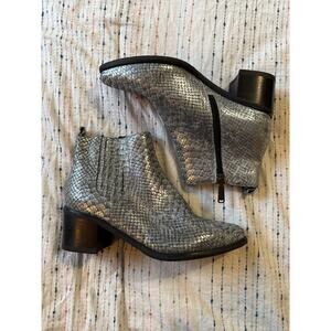 NEW Blondo Elvina Waterproof Ankle Boots Heeled Silver Snakeskin Size 8